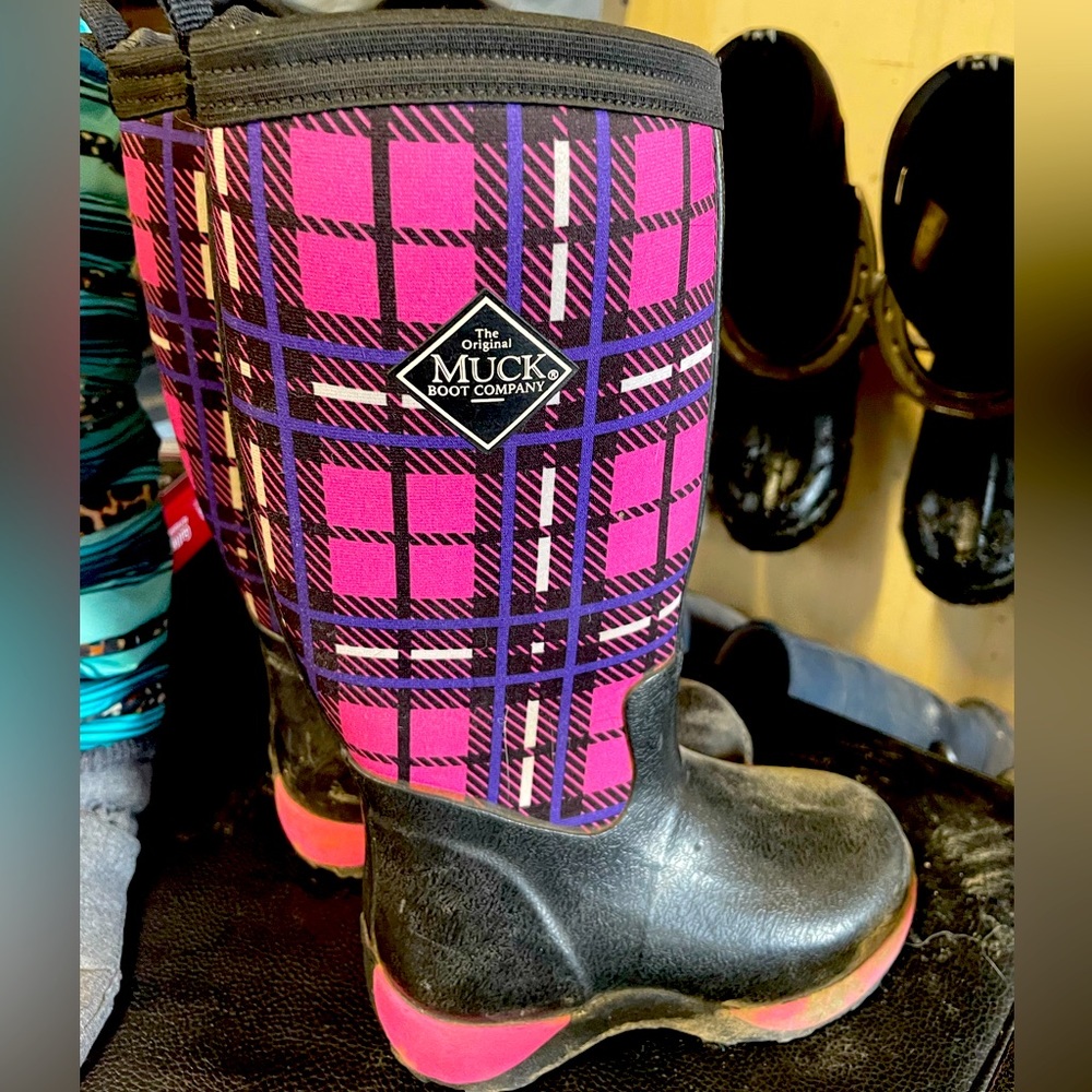Size 10 girls Muck Boots